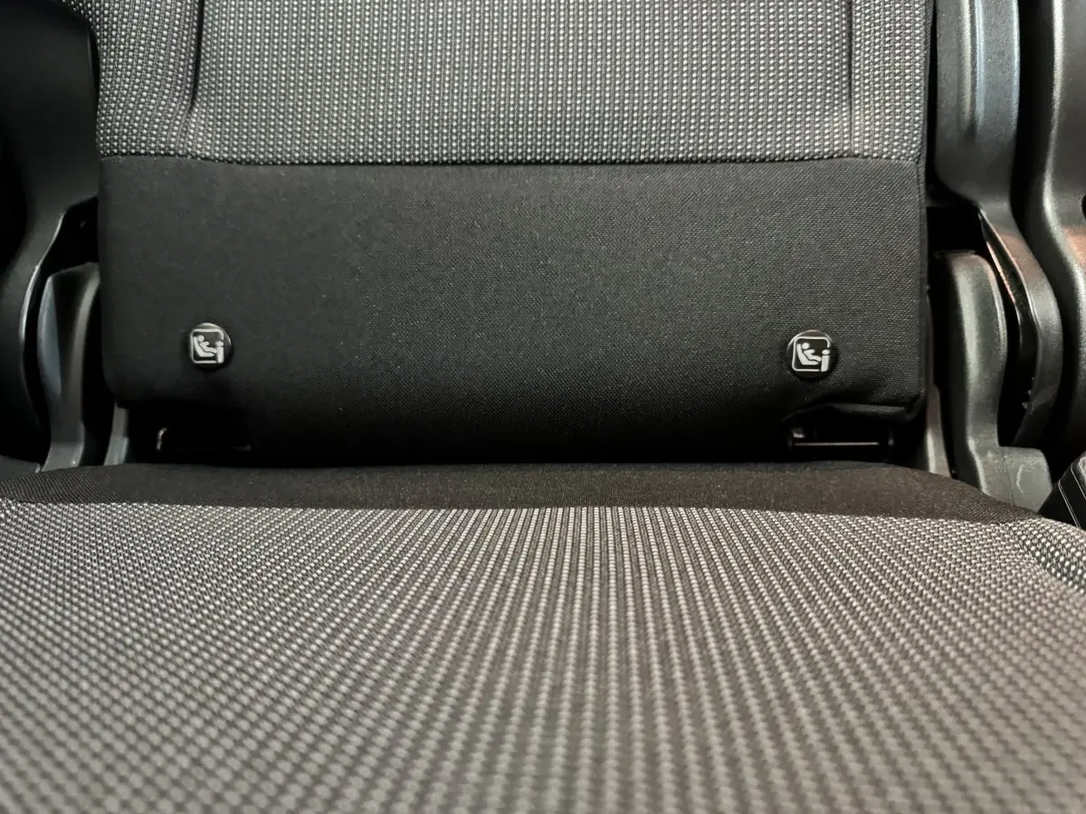 Gros plan sur la banquette arrière grise et noire de la Citroën C3 avec fixations Isofix visibles.