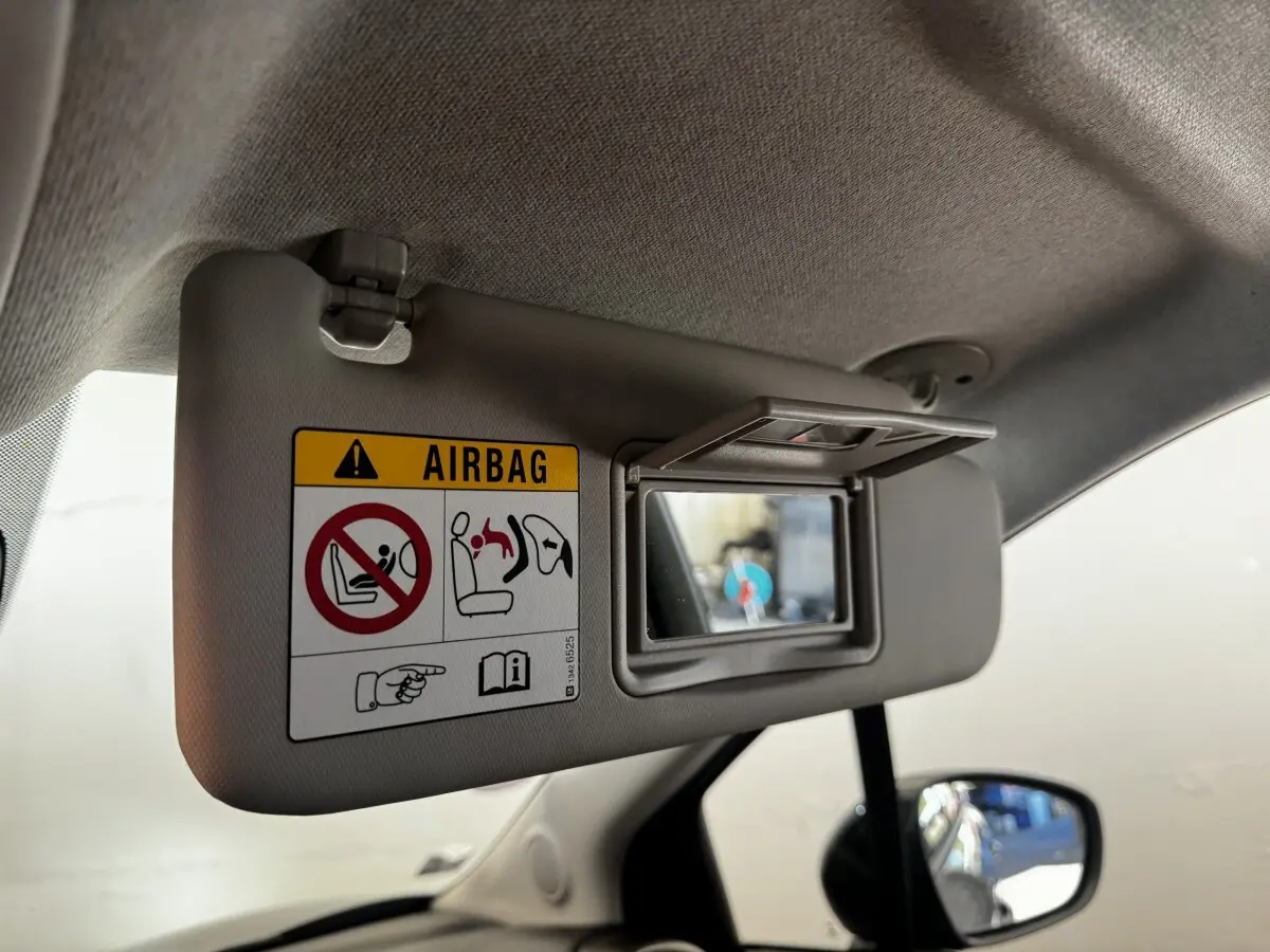 Détail du pare-soleil côté conducteur avec miroir de courtoisie ouvert dans une Citroën C3 gris foncé 2019.