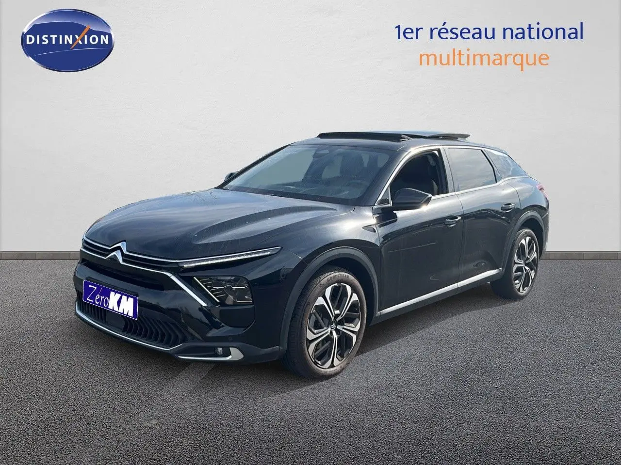 Citroën C5 X noir métal en 3/4 avant droit, avec jantes bi-ton et toit ouvrant panoramique visible.