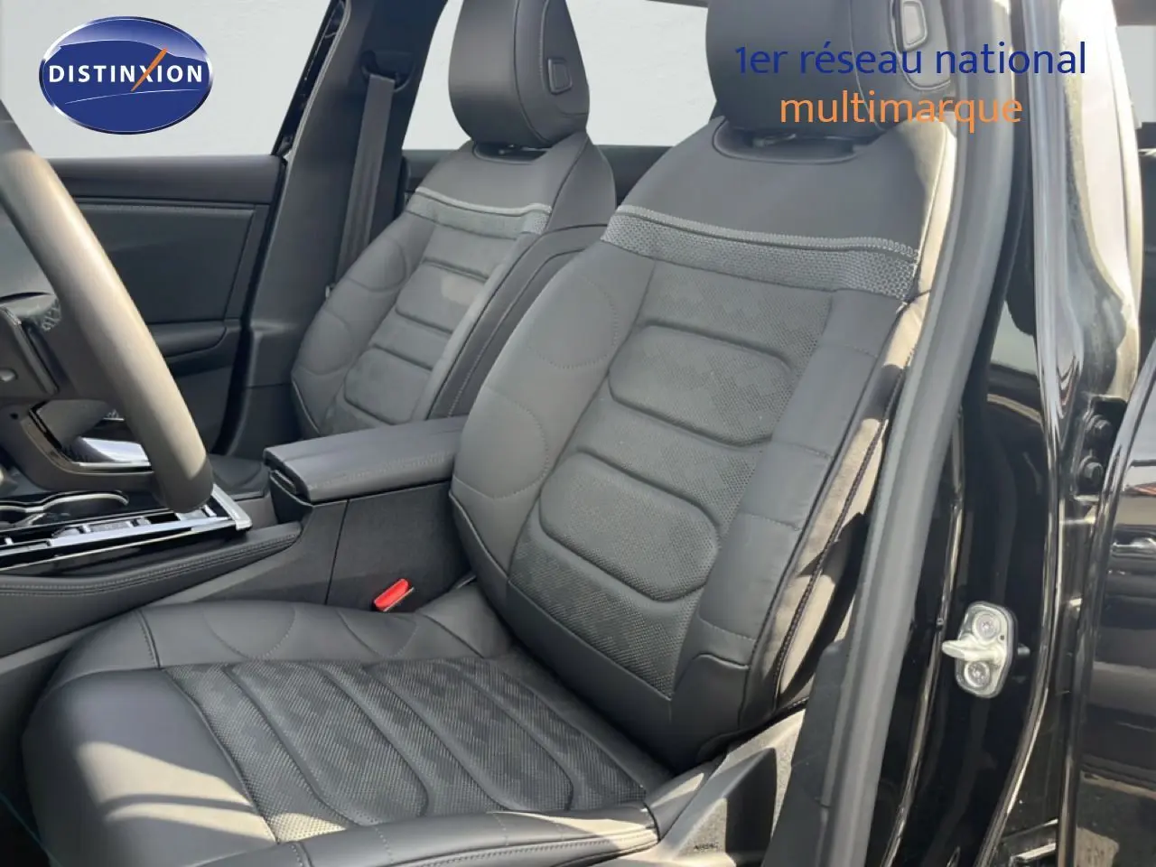 Vue intérieure côté conducteur montrant les sièges en cuir noir du Citroën C5 X 2023 finition Shine Pack.