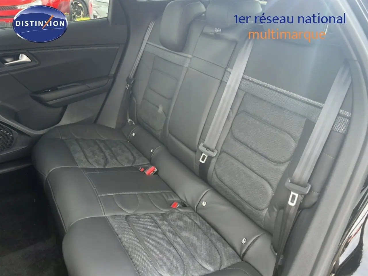 Vue intérieure du siège arrière en cuir noir d'une Citroën C5 X 2023, avec ceintures de sécurité visibles.