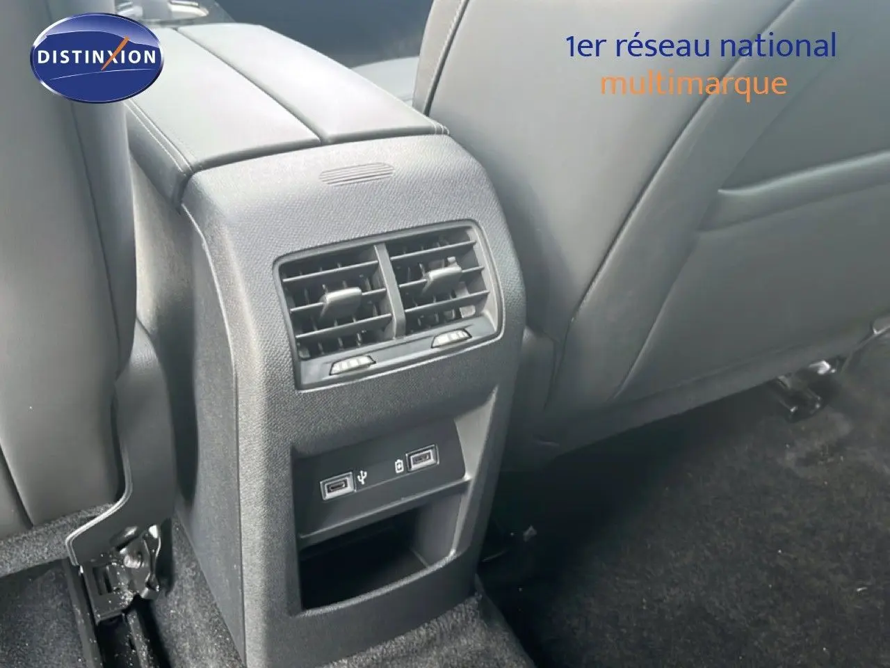 Détail de la console arrière avec bouches d’aération et ports USB dans une Citroën C5 X noire, vue intérieure arrière.