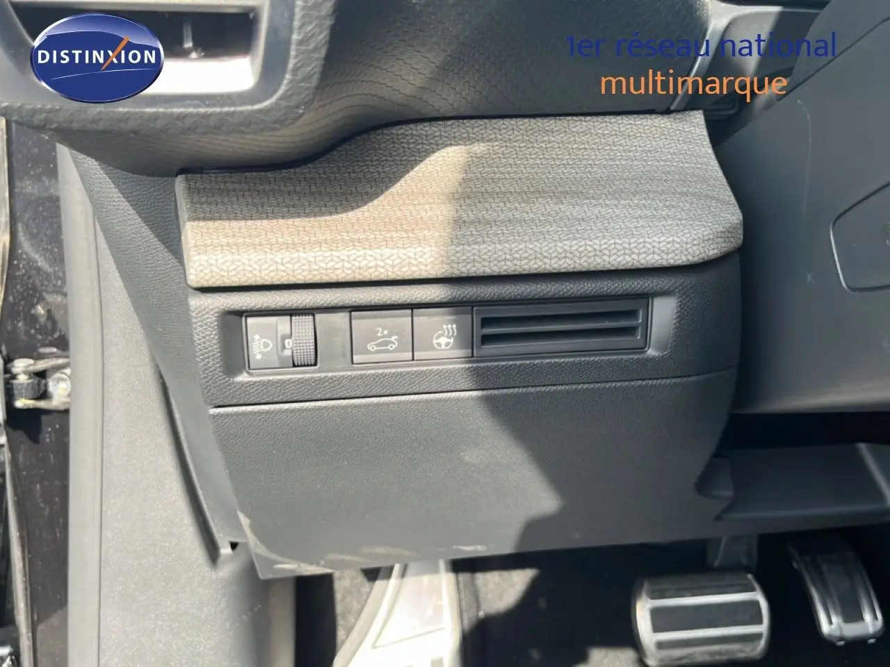 Détail du tableau de bord côté conducteur d'une Citroën C5 X noire, montrant les commandes d'éclairage et ventilation.