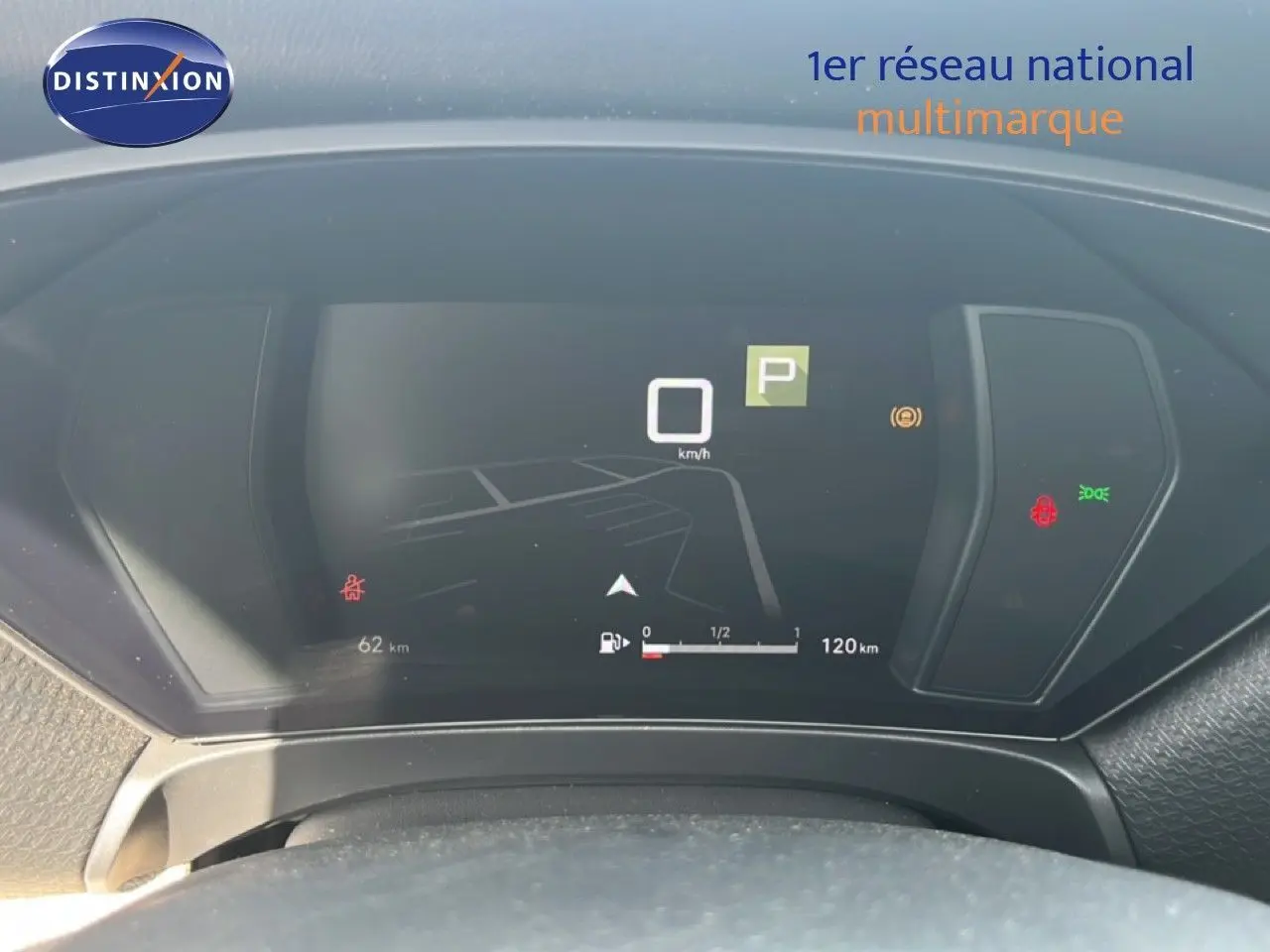 Tableau de bord numérique de Citroën C5 X 2023 affichant la vitesse à 0 km/h et la position parking, vue de face.
