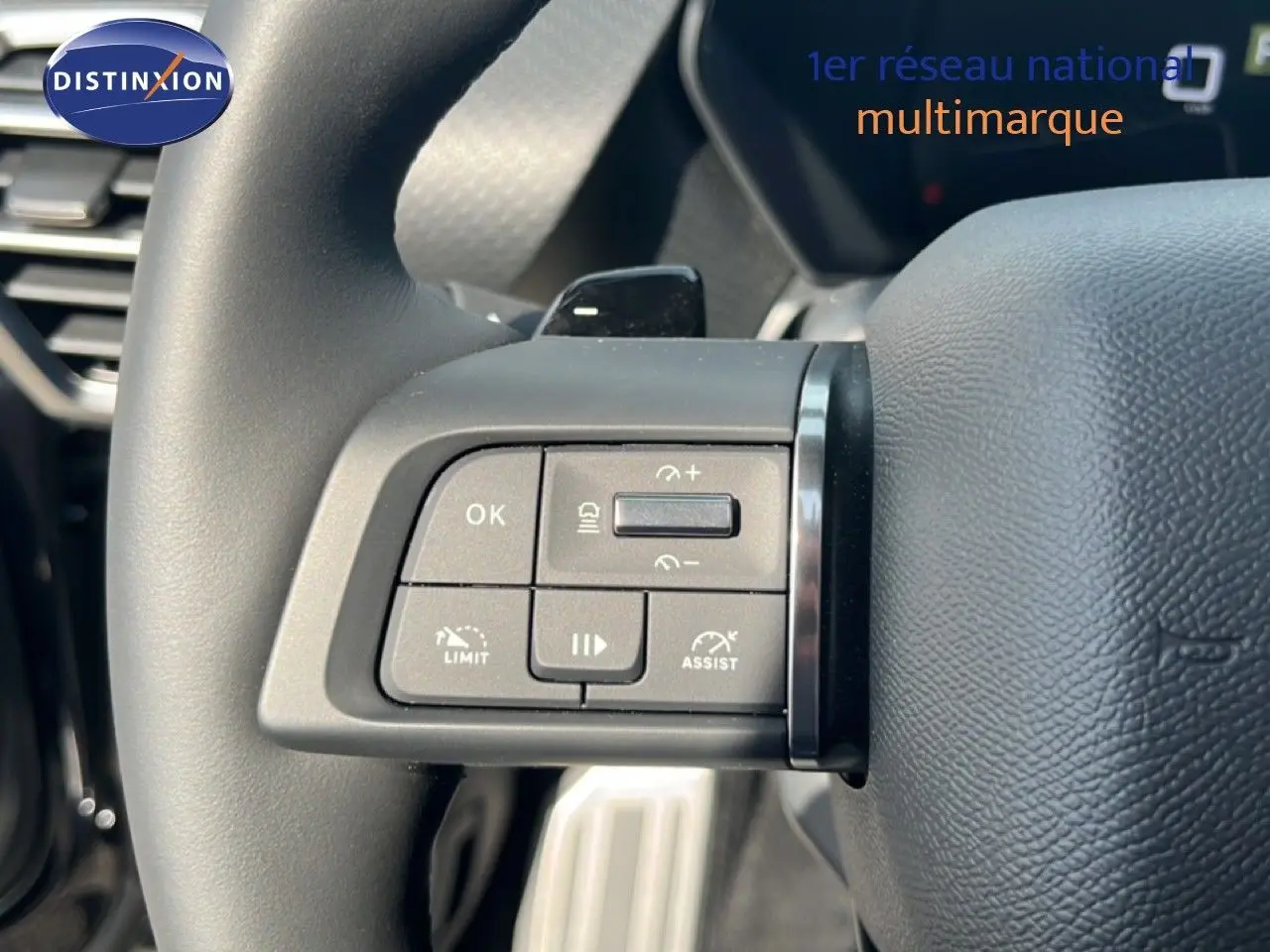 Gros plan sur les commandes au volant du Citroën C5 X 2023, finition noire, avec boutons de régulateur et assistant de conduite.
