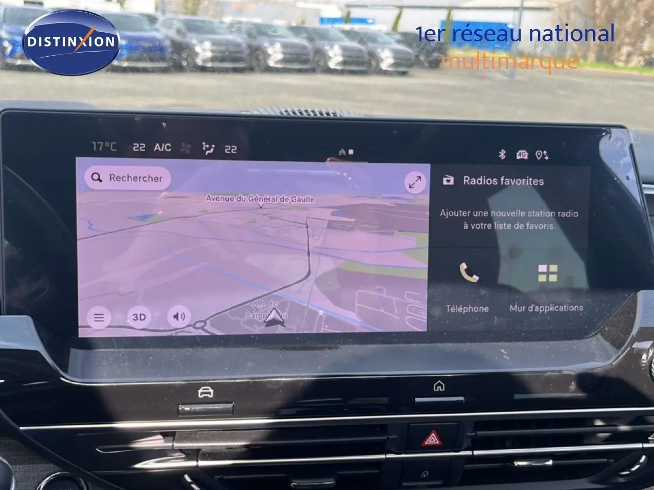 Vue rapprochée de l'écran tactile central du tableau de bord de la Citroën C5 X noire, affichant la navigation GPS.