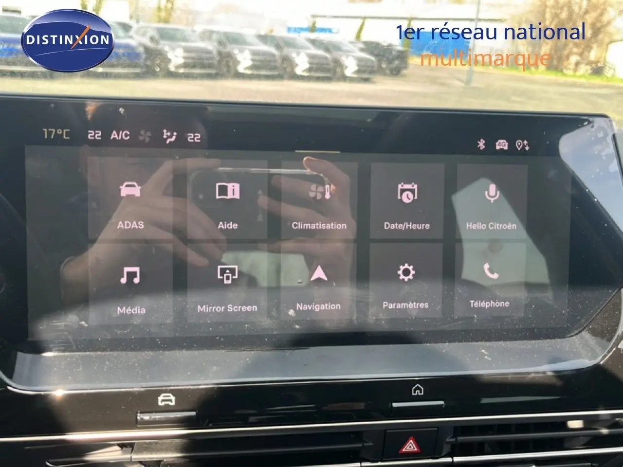 Écran tactile central du tableau de bord de la Citroën C5 X 2023 noir métal, affichant les options multimédia et climatisation.
