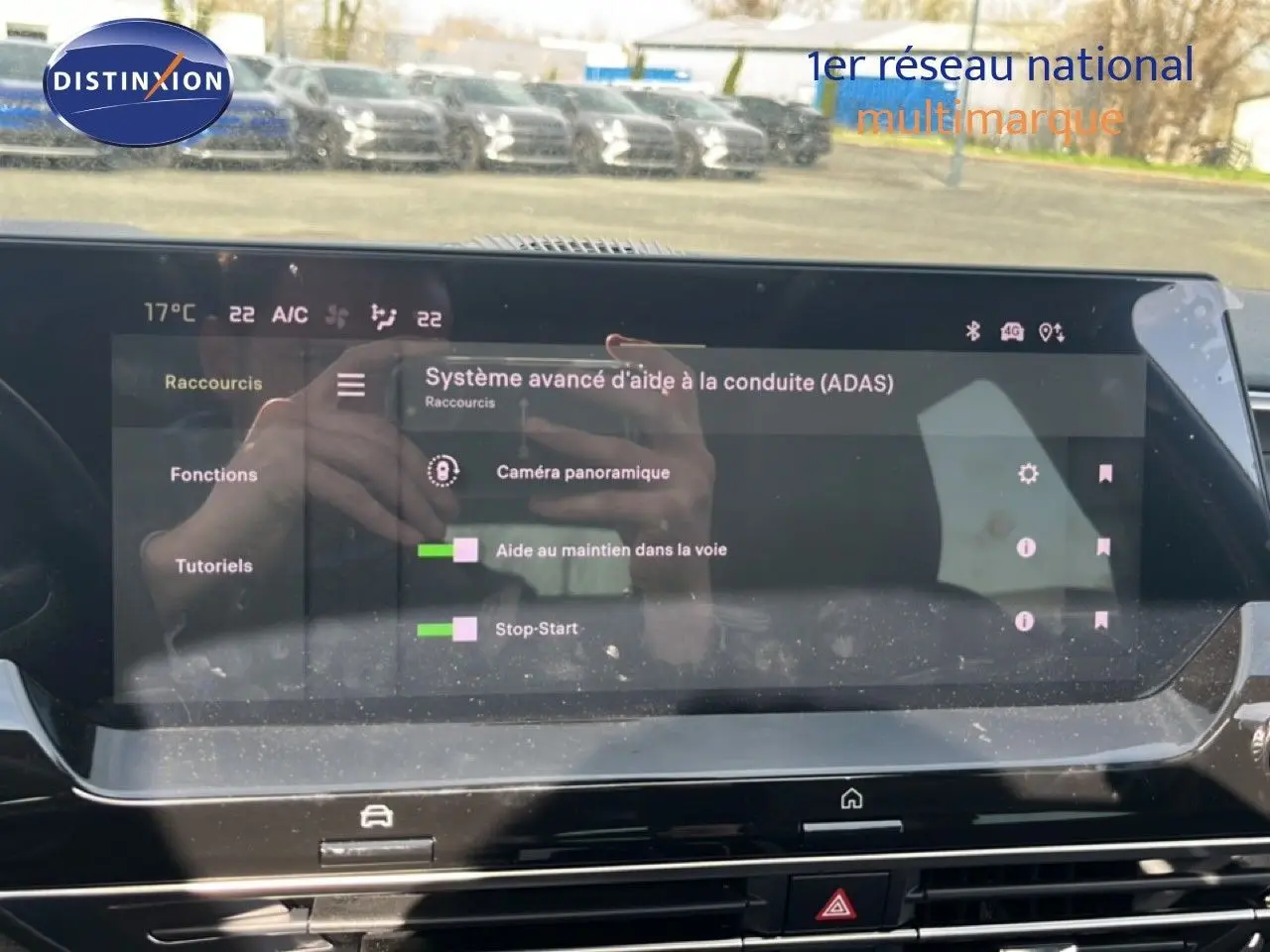 Écran tactile intérieur du Citroën C5 X noir métal 2023 affichant les aides à la conduite avancées.