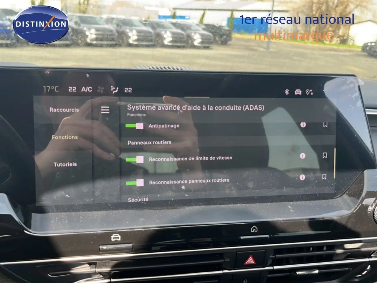 Écran tactile central affichant les aides à la conduite du Citroën C5 X 2023, intérieur noir brillant.