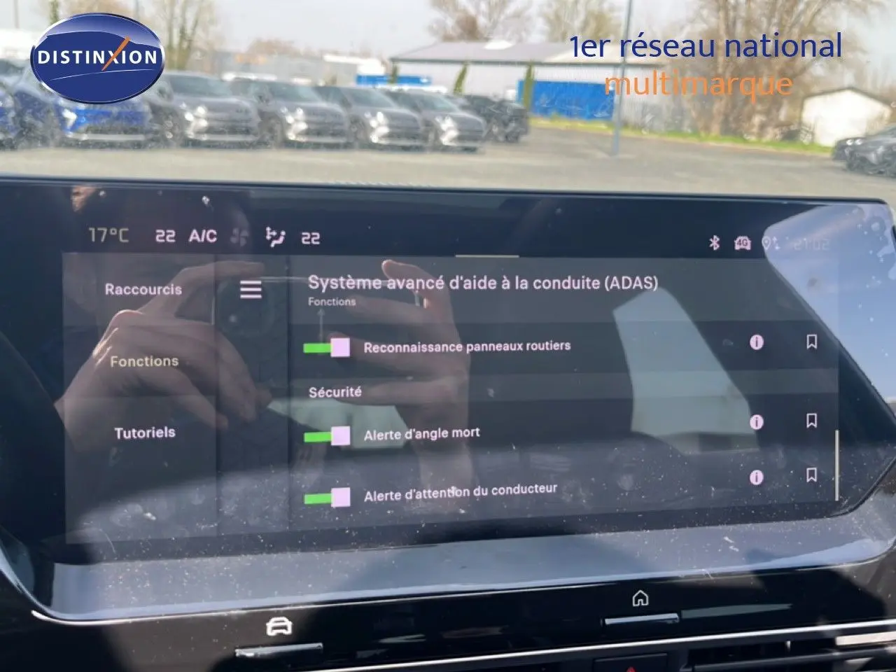 Vue intérieure du tableau de bord tactile du Citroën C5 X noir métal 2023, affichant les aides à la conduite avancées.