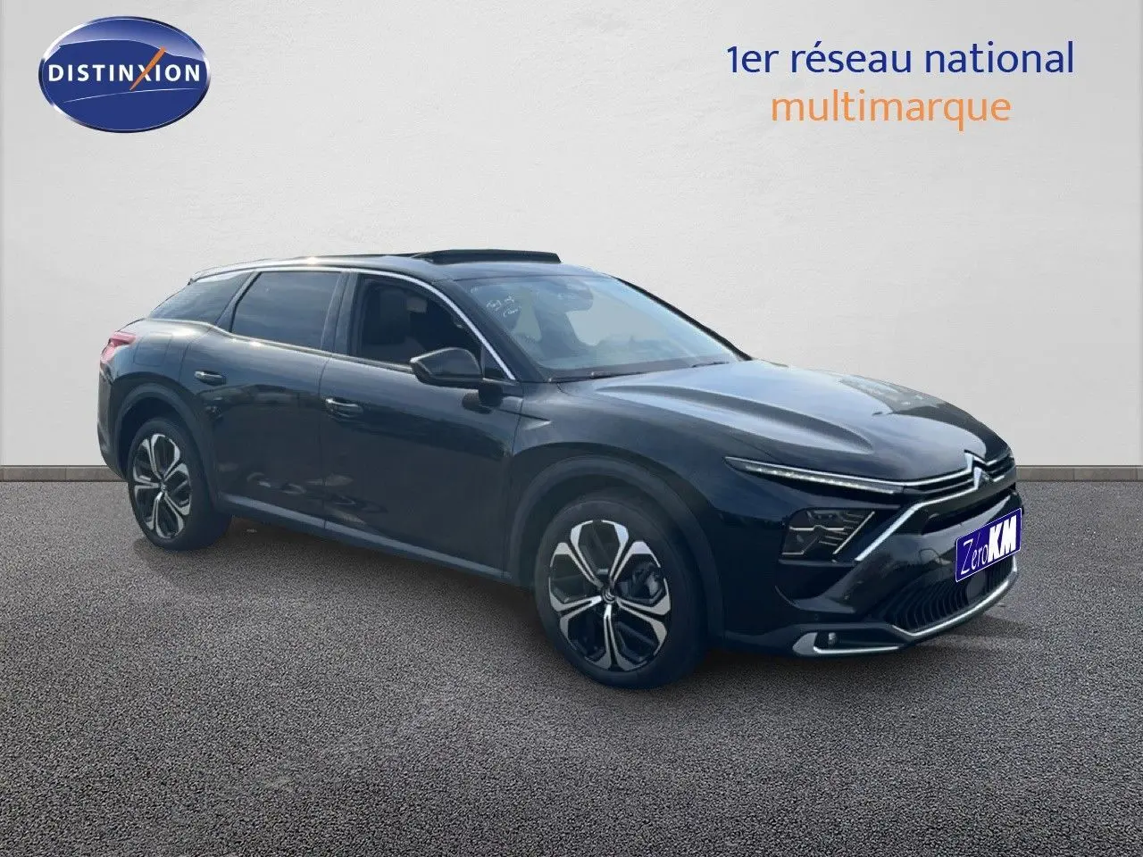 Citroën C5 X noir métal vue 3/4 avant droit, avec jantes bi-ton et toit panoramique sombre.