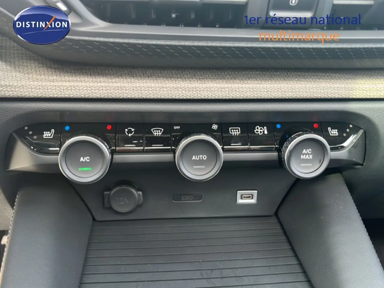 Vue rapprochée de la console centrale du Citroën C5 X 2023 noir métal, montrant les commandes de climatisation automatique.