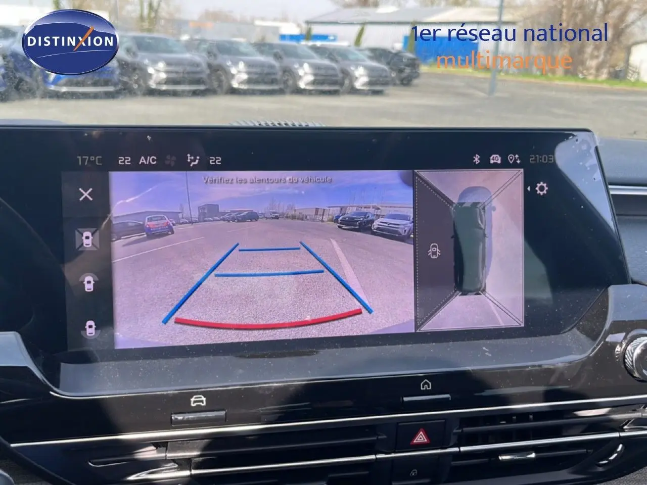Écran de caméra de recul du Citroën C5 X noir métal 2023, vue arrière avec lignes de guidage et vue 360° du véhicule.