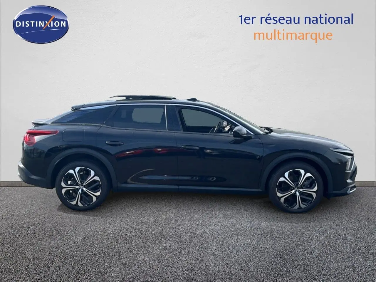 Profil droit d'une Citroën C5 X noire métal 2023 avec jantes bi-ton et toit ouvrant panoramique.