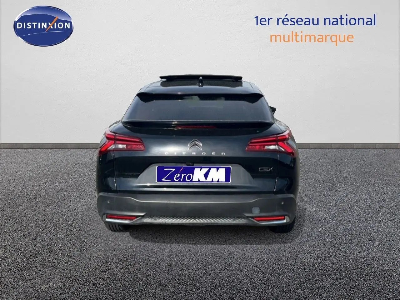 Vue arrière d'une Citroën C5 X noire métallisée de 2023, avec feux arrière LED et toit ouvrant panoramique.