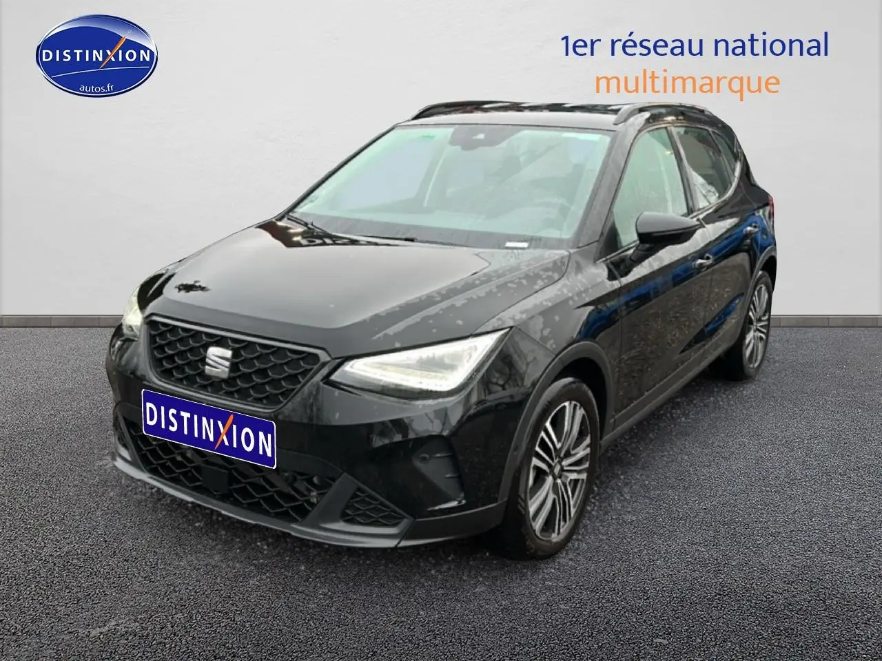 SEAT Arona noir minuit en 3/4 avant droit, avec jantes 17 pouces et calandre hexagonale distinctive.
