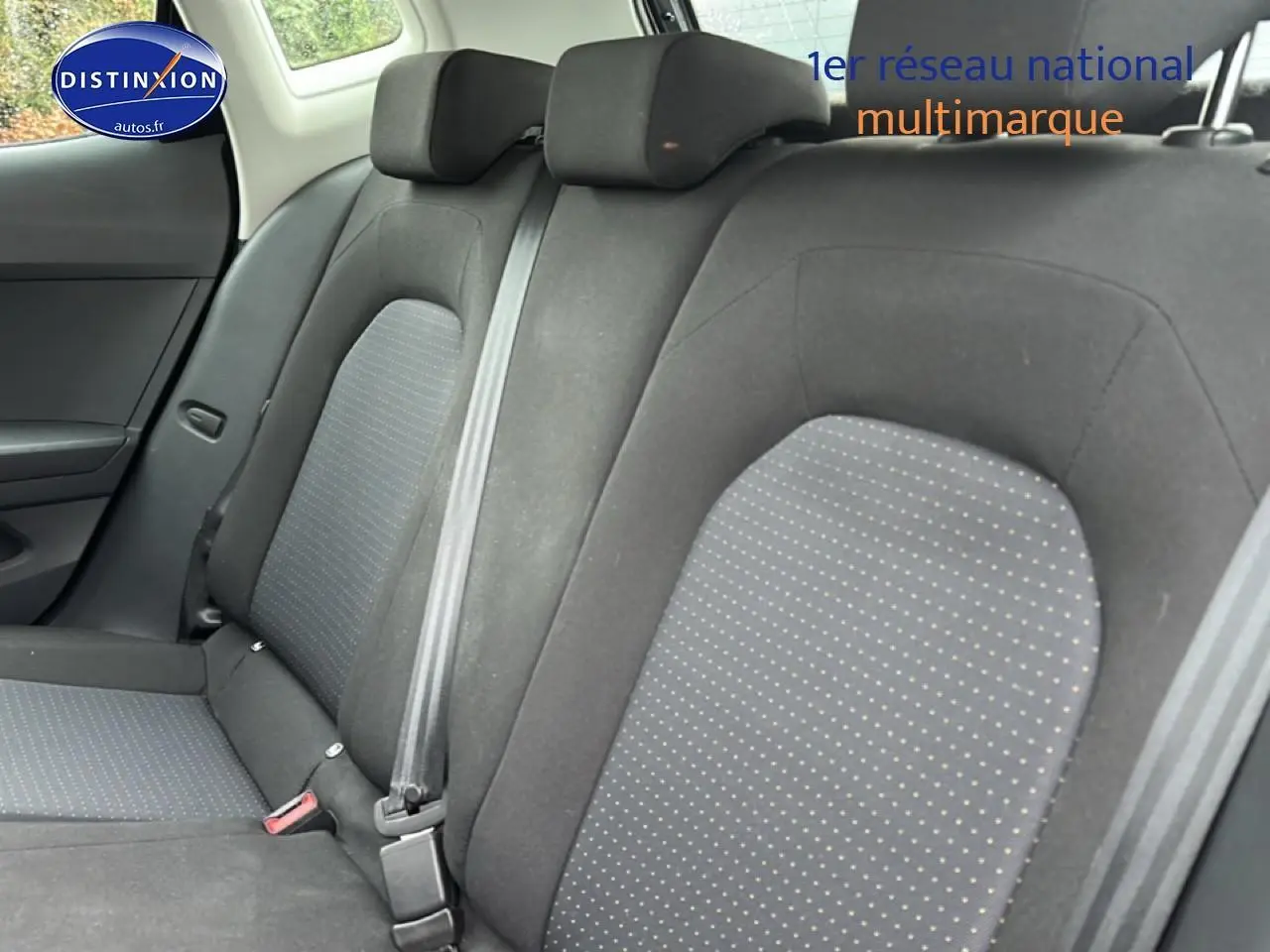 Vue intérieure des sièges arrière en tissu gris avec appuie-têtes dans une SEAT Arona 2025.