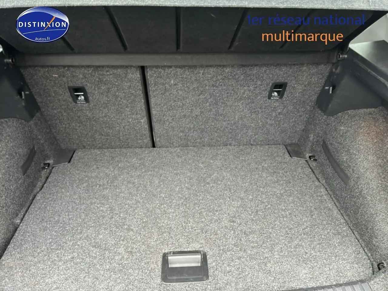 Coffre ouvert d'un SEAT Arona noir minuit, montrant l'espace de rangement avec revêtement gris.