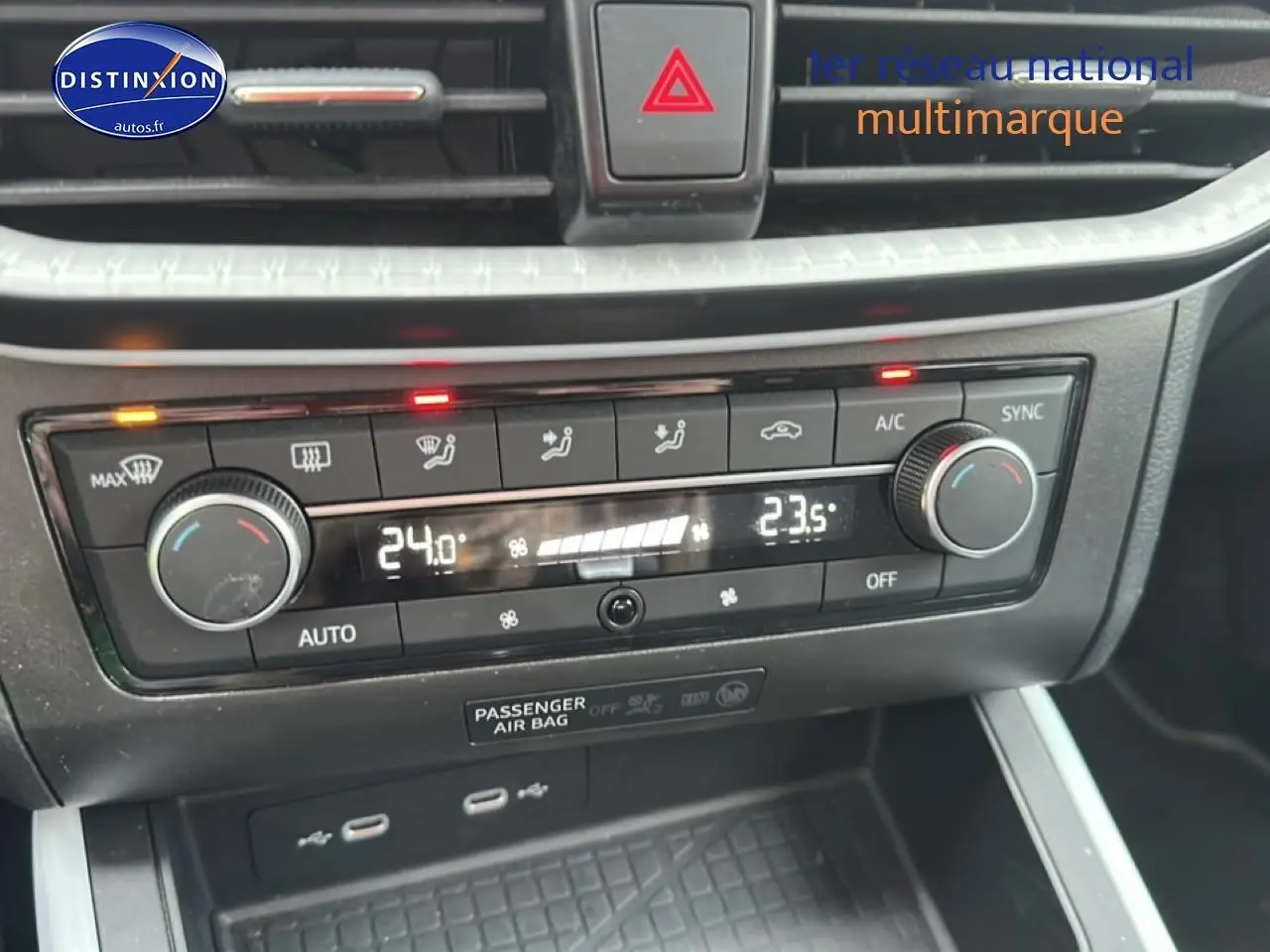 Détail de la console centrale avec climatisation bi-zone et commandes numériques sur SEAT Arona noir minuit.