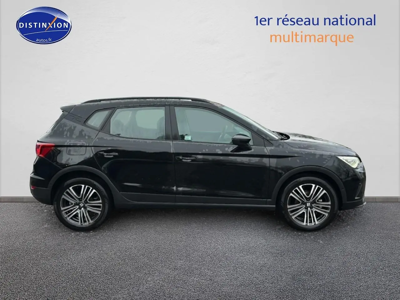 Vue de profil côté gauche d’un SEAT Arona noir minuit 2025 avec jantes 17 pouces urban design.