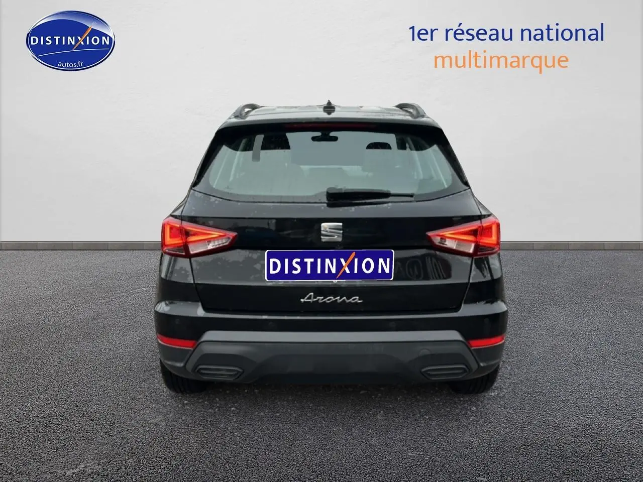 Vue arrière d'un SEAT Arona noir minuit avec feux LED et logo distinctif sur fond neutre.