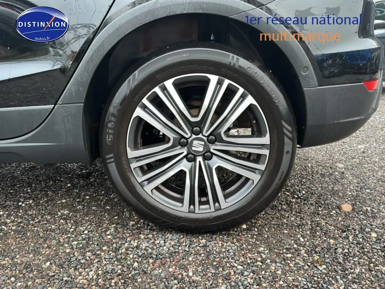 Gros plan sur la roue arrière droite d'une SEAT Arona noir minuit avec jante 17 pouces Urban Design.