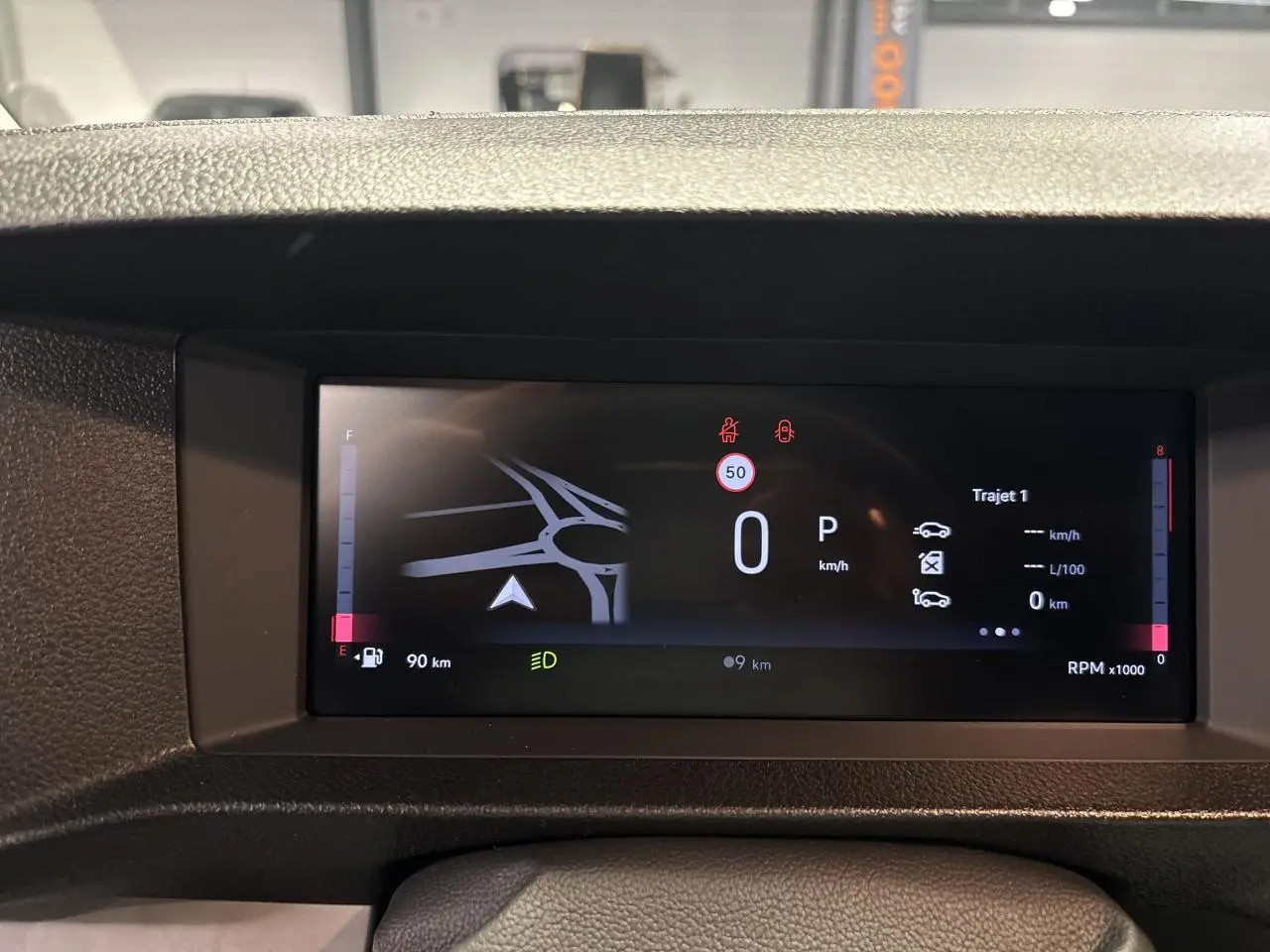 Affichage numérique du combiné de bord du Fiat Scudo Fourgon gris foncé, vue frontale rapprochée.