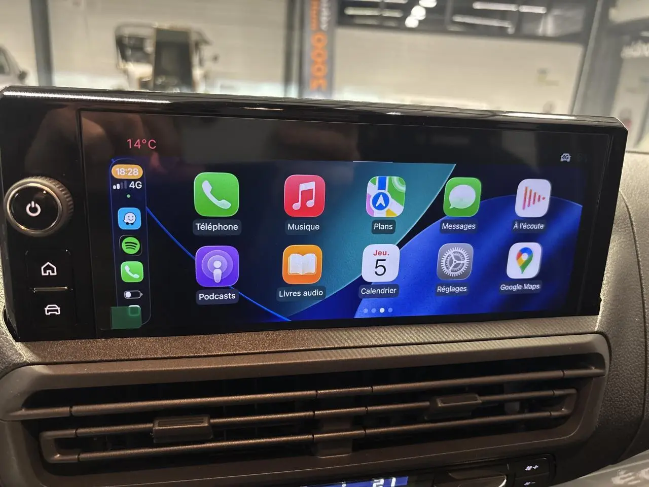 Écran tactile central du tableau de bord du Fiat Scudo Fourgon gris foncé, affichant des applications connectées.