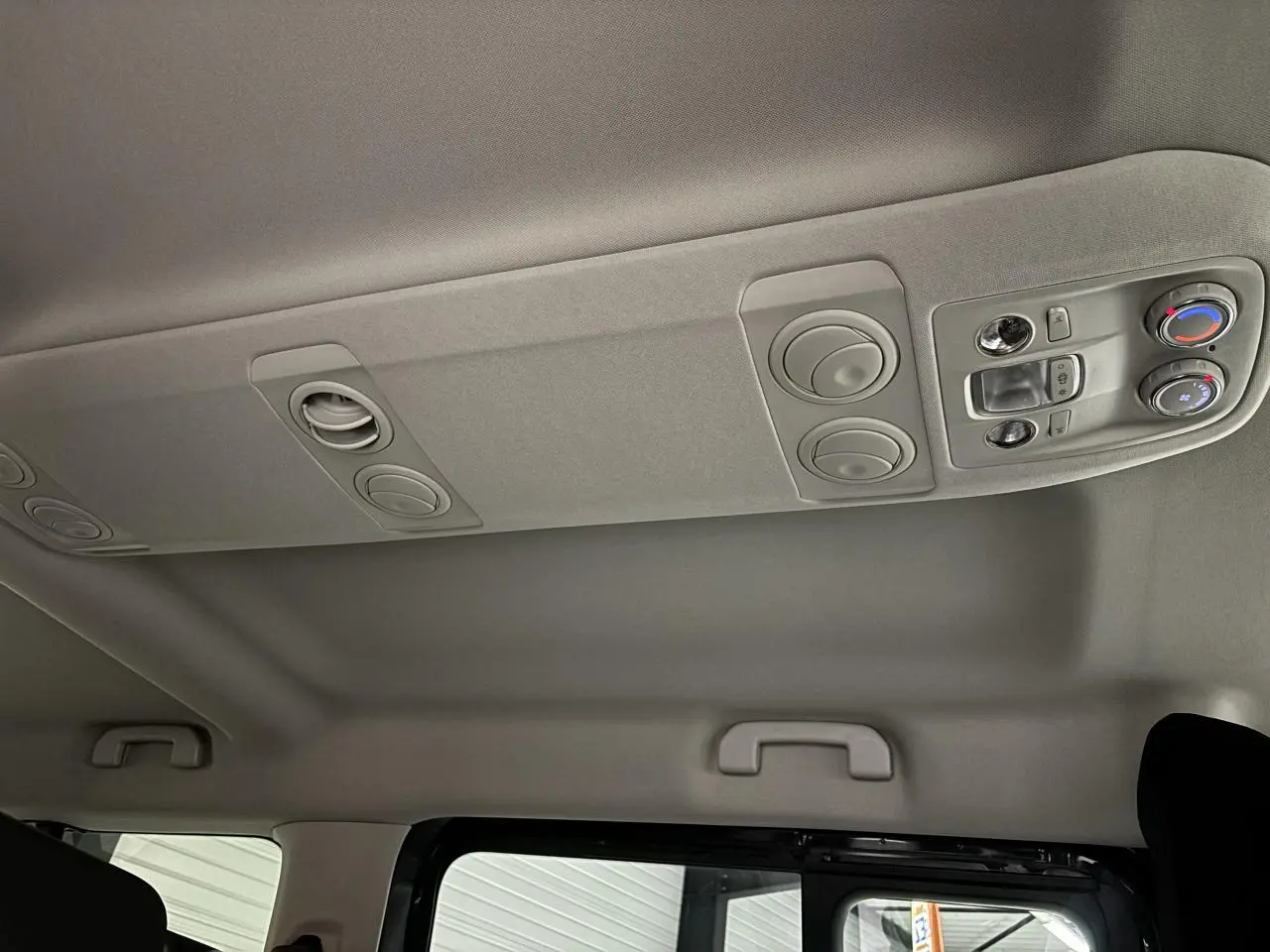 Plafond intérieur gris clair du FIAT Scudo Fourgon XL 2026 avec commandes de climatisation et aérateurs arrière.