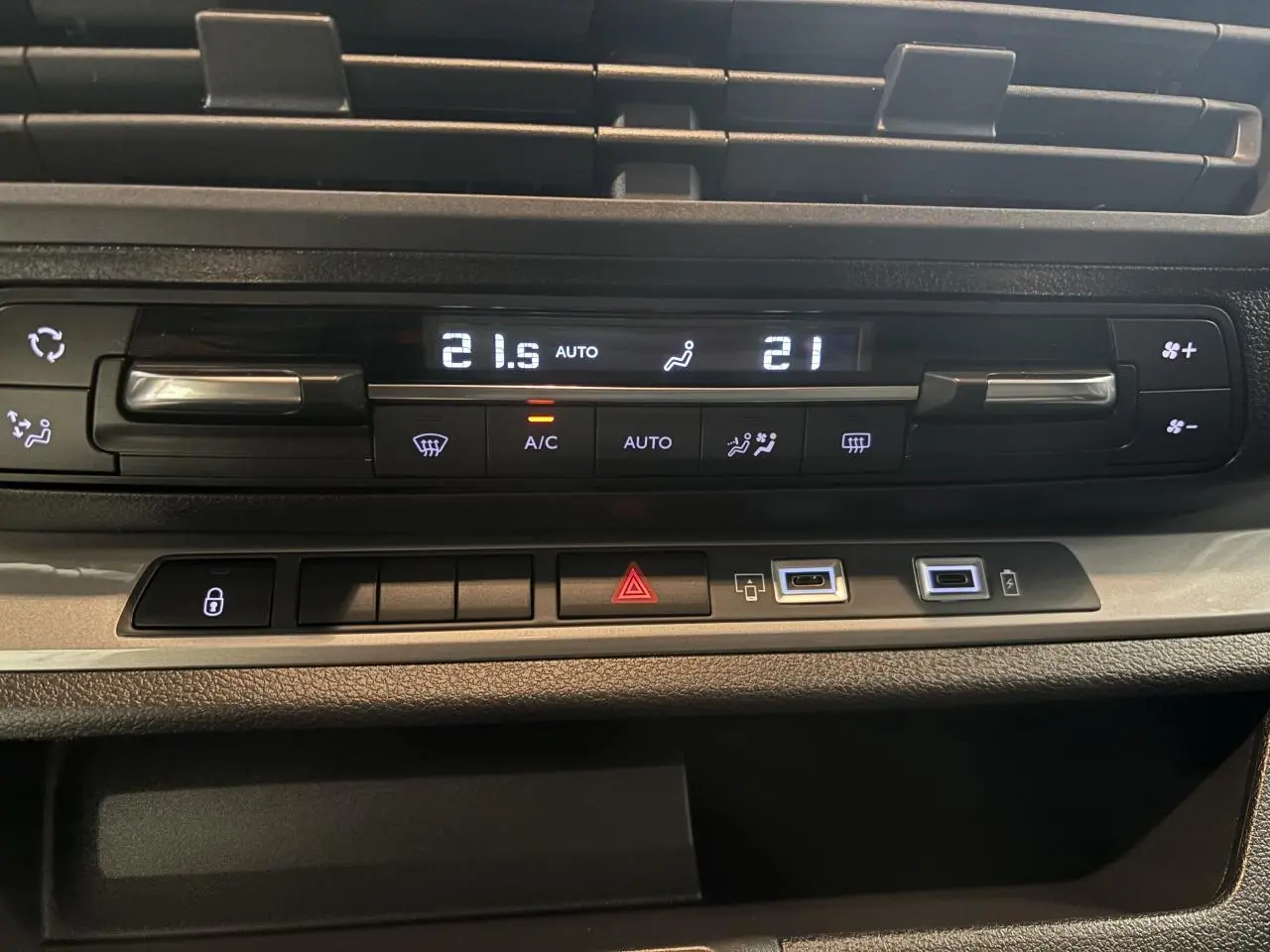 Gros plan sur la console centrale du Fiat Scudo Fourgon gris foncé, affichant la climatisation automatique et les commandes USB.
