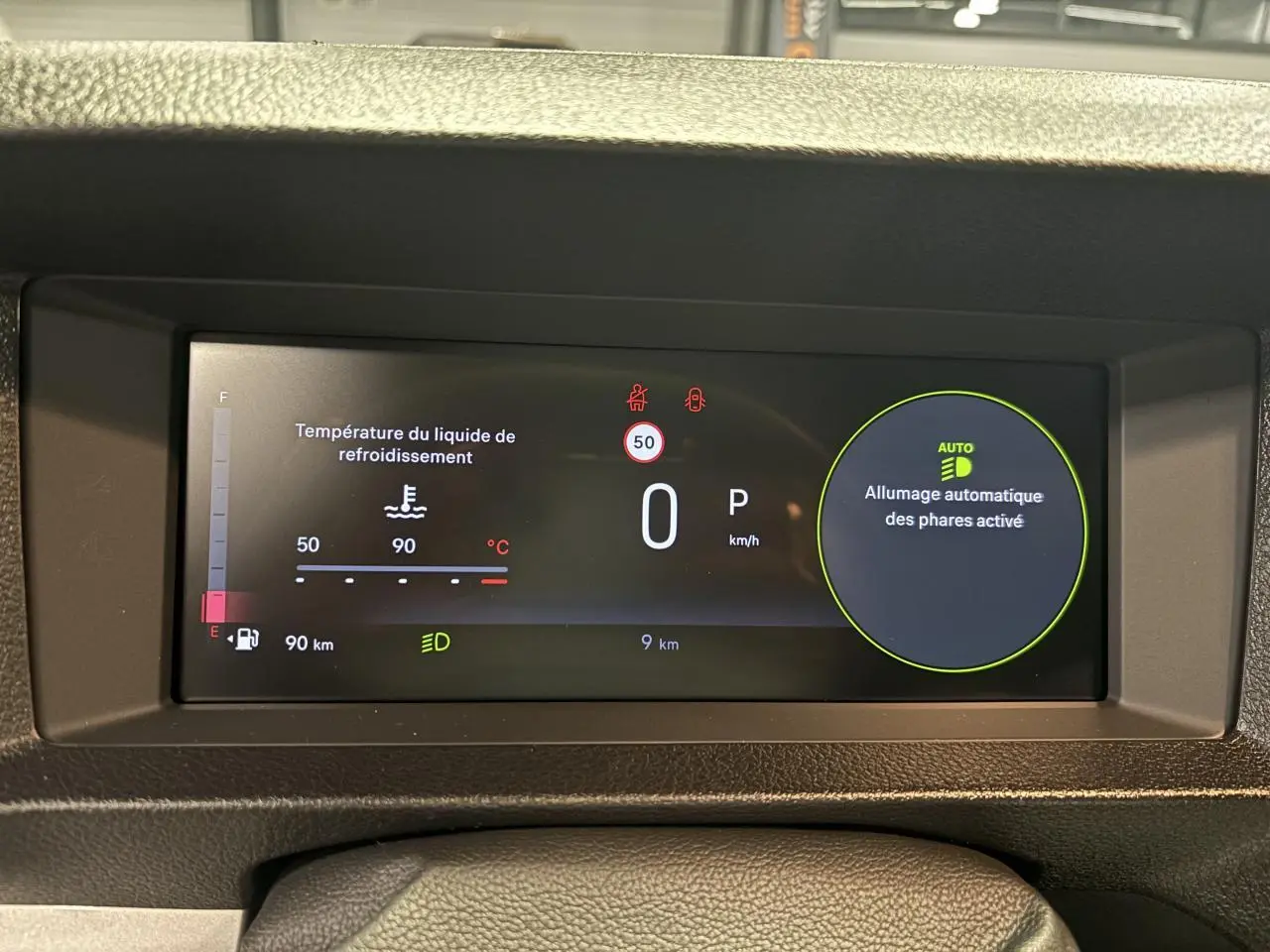 Affichage numérique du combiné de bord du Fiat Scudo Fourgon gris foncé, montrant la vitesse à 0 km/h et l'allumage automatique des phares activé.