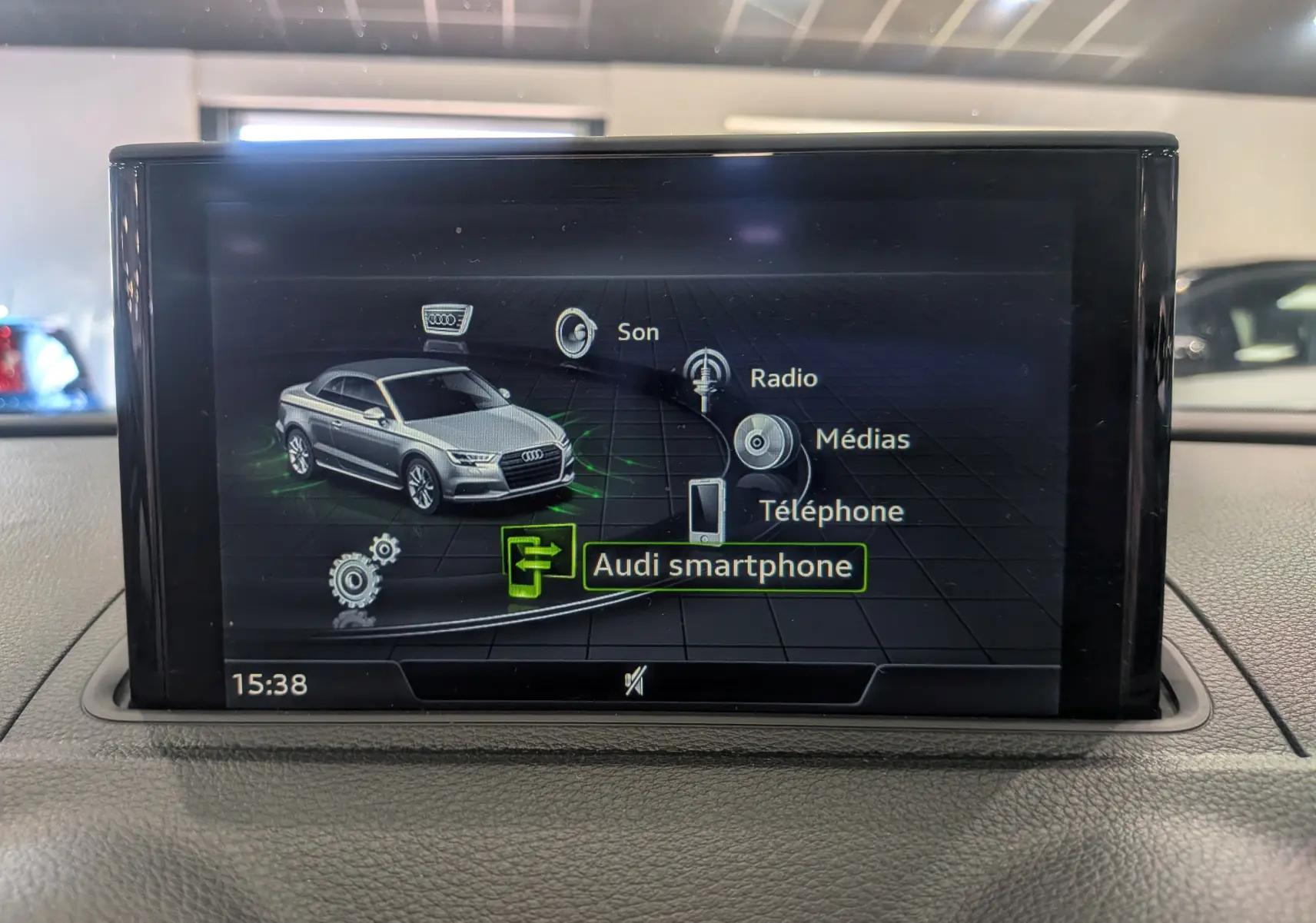 Écran central de l'Audi A3 Cabriolet 2017 affichant le menu multimédia avec icônes Son, Radio, Médias et Téléphone.