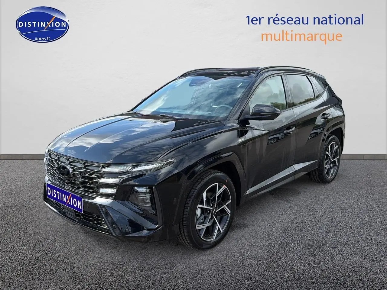 Hyundai Tucson noir vu en 3/4 avant droit, avec calandre chromée et jantes alliage distinctives.