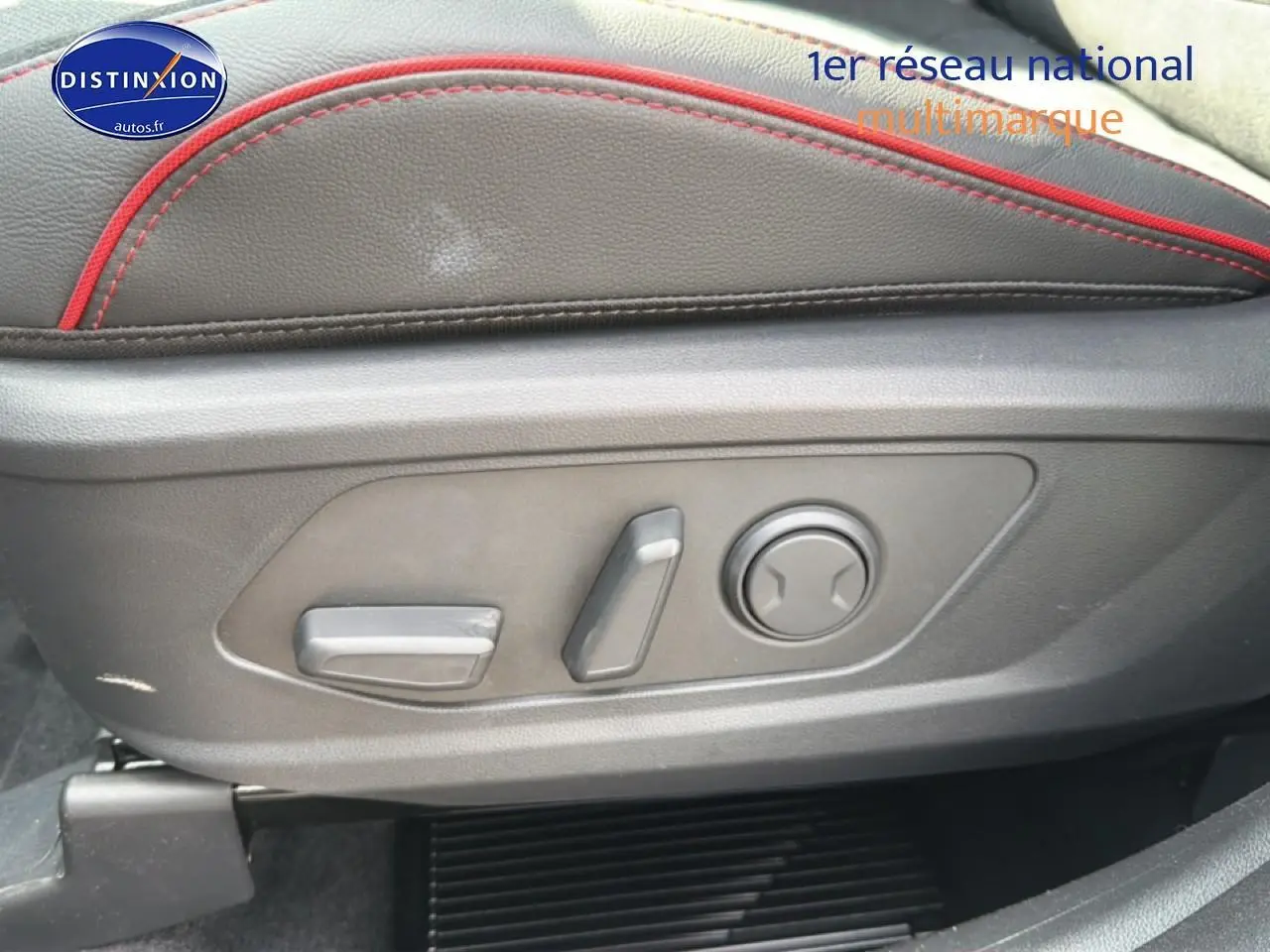 Détail des commandes électriques de réglage du siège conducteur noir avec surpiqûres rouges du Hyundai Tucson 2026.