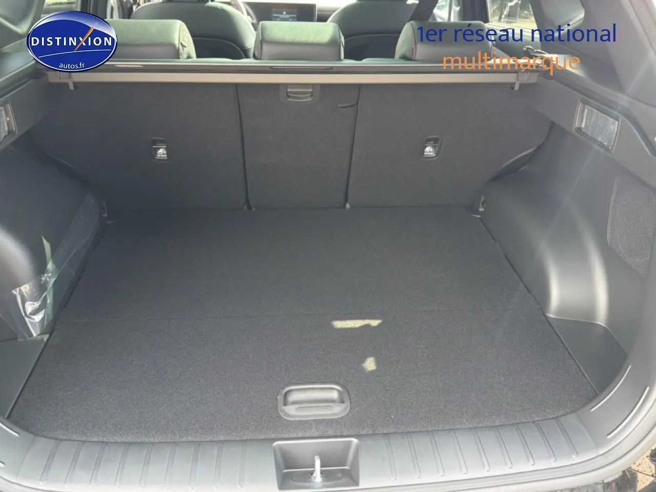 Coffre ouvert du Hyundai Tucson noir, vue de l'arrière montrant un espace de chargement spacieux et propre.