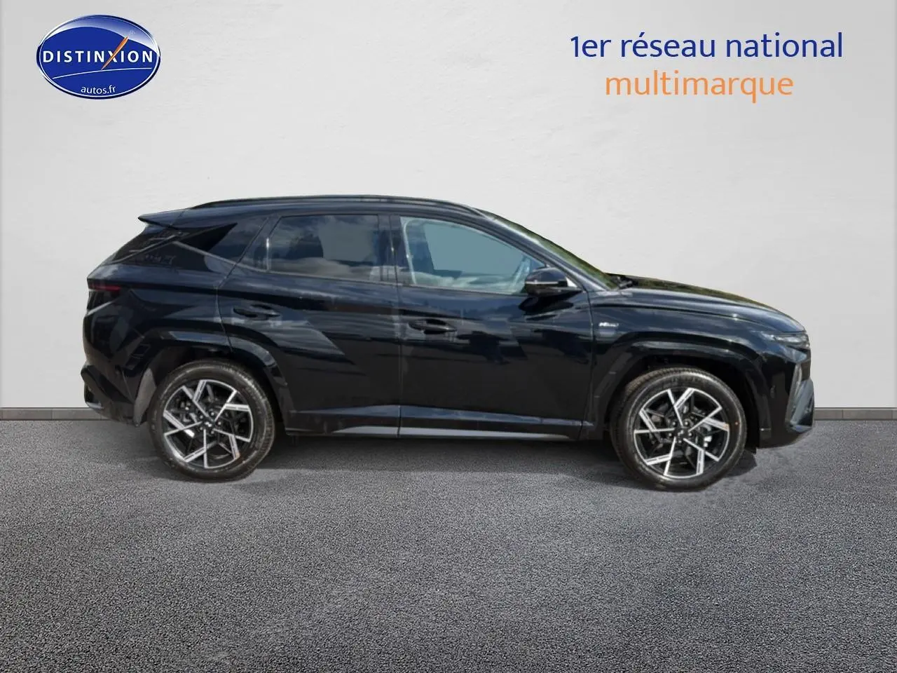 Profil côté gauche du Hyundai Tucson noir 2026 hybride N Line avec jantes alu et toit panoramique.