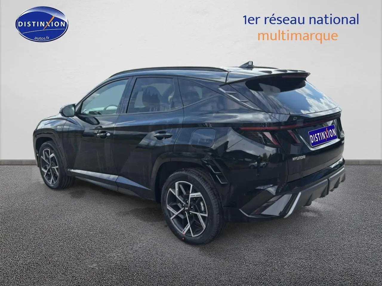 Vue 3/4 arrière droite du Hyundai Tucson noir avec jantes alu et feux arrière LED distinctifs.