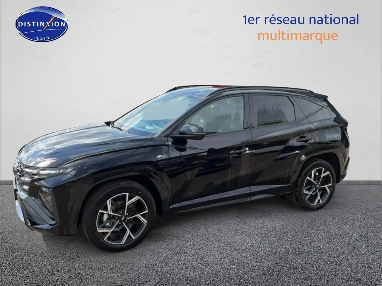 Vue latérale gauche du Hyundai Tucson noir 2026 finition N Line avec jantes alliage et toit panoramique.