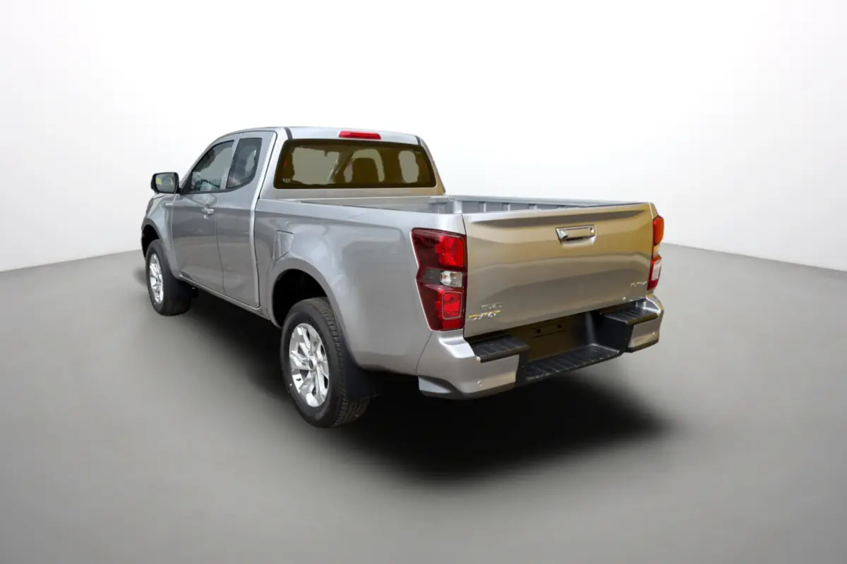 Vue 3/4 arrière du pick-up Isuzu D-MAX 2.2 TD 164 Space Evolution en argent Mercury avec benne ouverte.