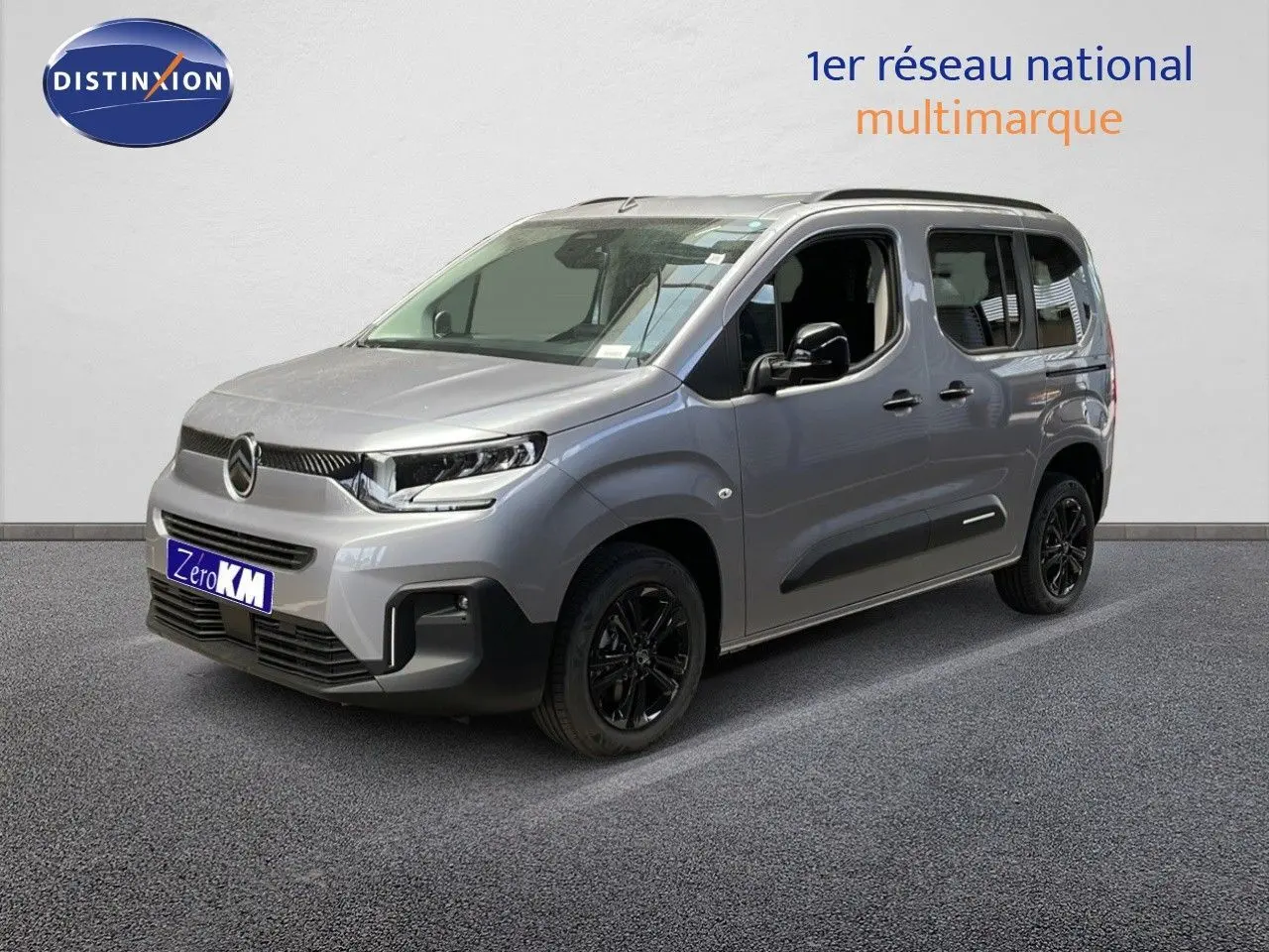 Vue 3/4 avant droite d'un Citroën Berlingo gris Artense métal avec jantes noires et calandre moderne.