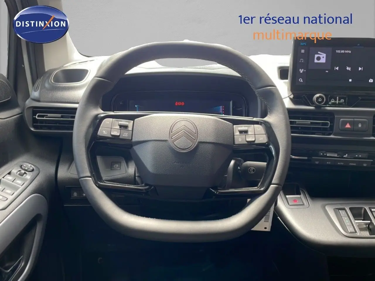 Vue frontale du volant cuir noir et tableau de bord numérique du Citroën Berlingo gris Artense 2026.