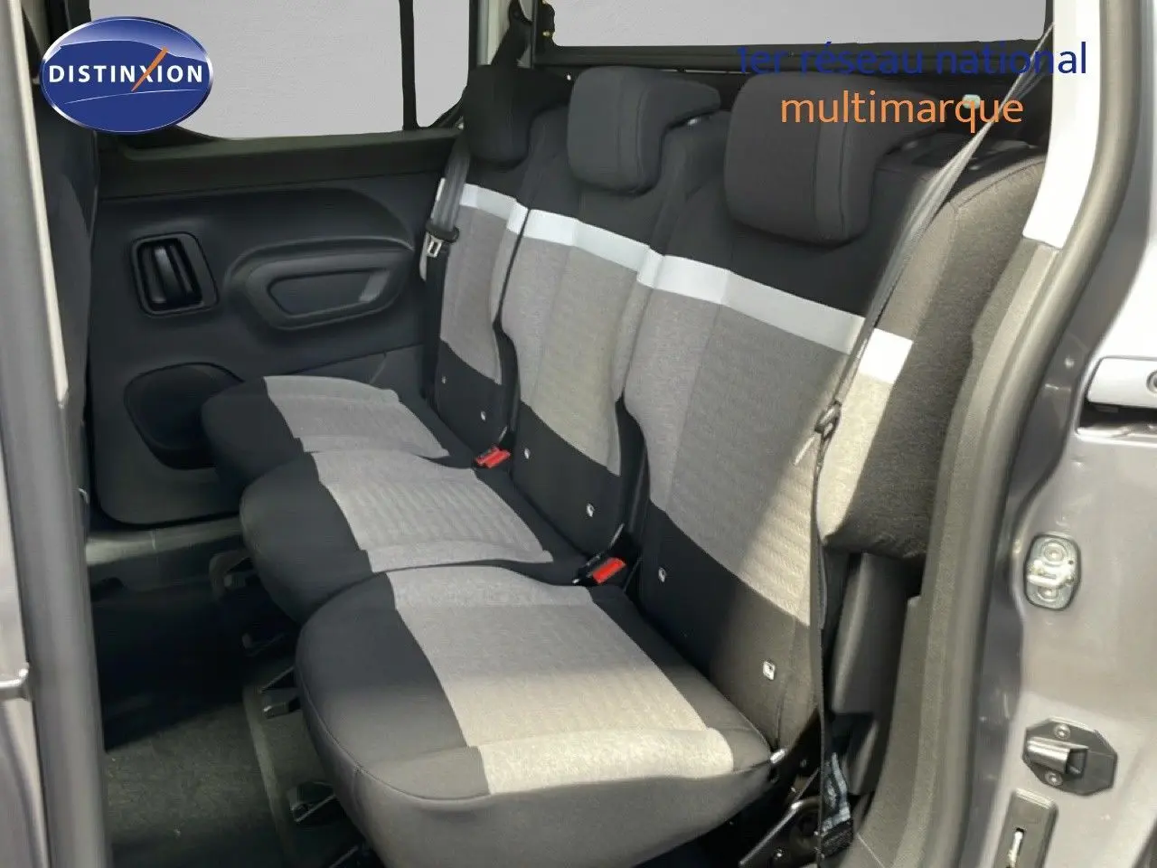 Vue intérieure côté droit sur la banquette arrière bicolore gris clair et noir du Citroën Berlingo gris Artense 2026.