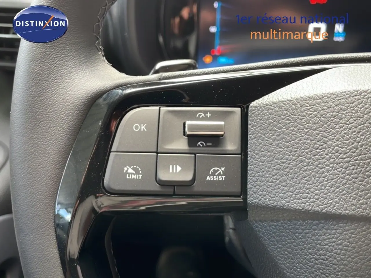 Gros plan sur les commandes de régulateur de vitesse au volant d’un Citroën Berlingo gris Artense 2026.