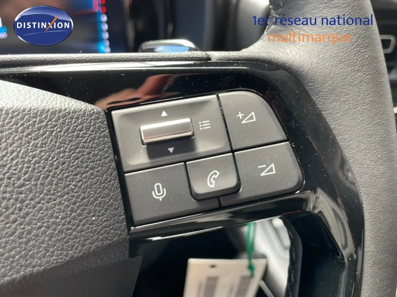 Gros plan sur les commandes au volant du Citroën Berlingo 2026, finition Plus, intérieur noir avec boutons multifonctions.