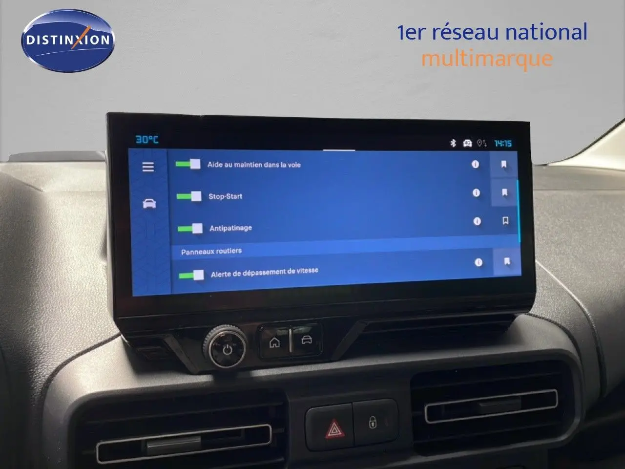 Écran tactile central affichant les aides à la conduite dans l'habitacle d'un Citroën Berlingo gris Artense 2026.