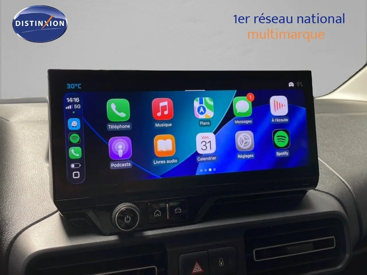 Écran tactile central du tableau de bord du Citroën Berlingo 2026 affichant les applications connectées.