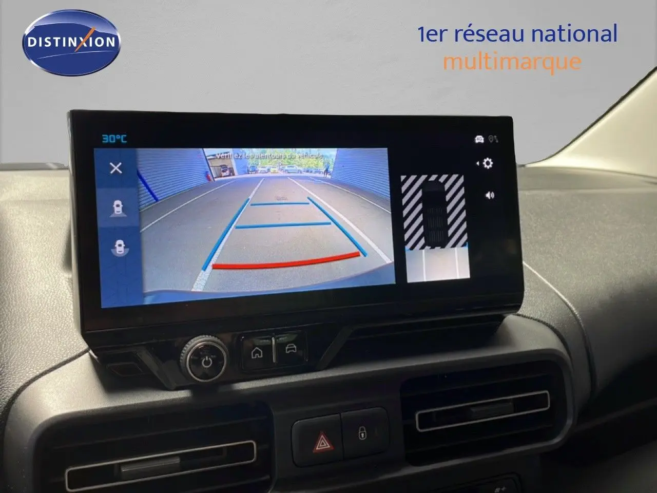 Vue intérieure du tableau de bord du Citroën Berlingo 2026, écran affichant la caméra de recul.