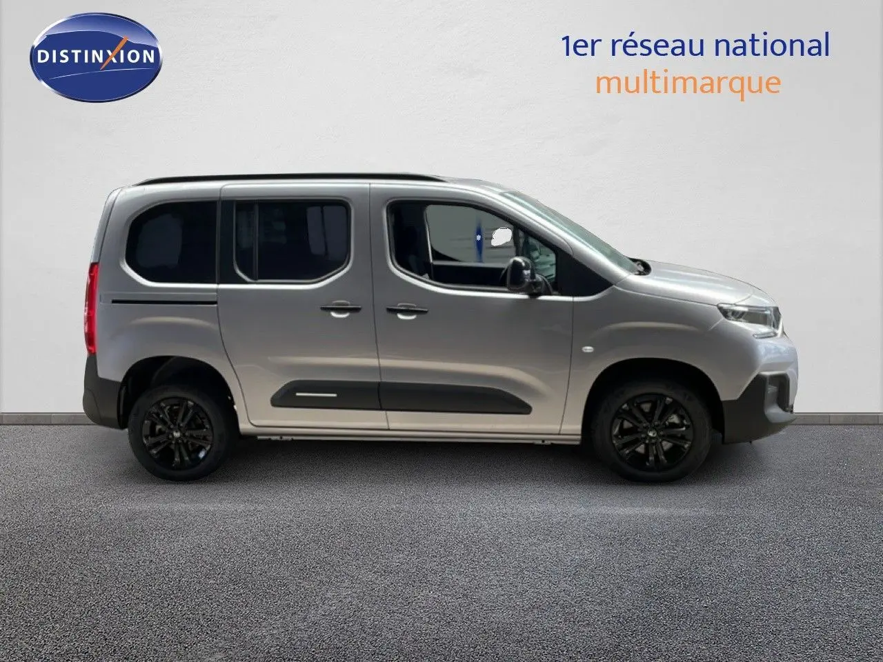 Profil latéral droit d'un Citroën Berlingo gris Artense métallisé avec jantes noires et protections latérales noires.