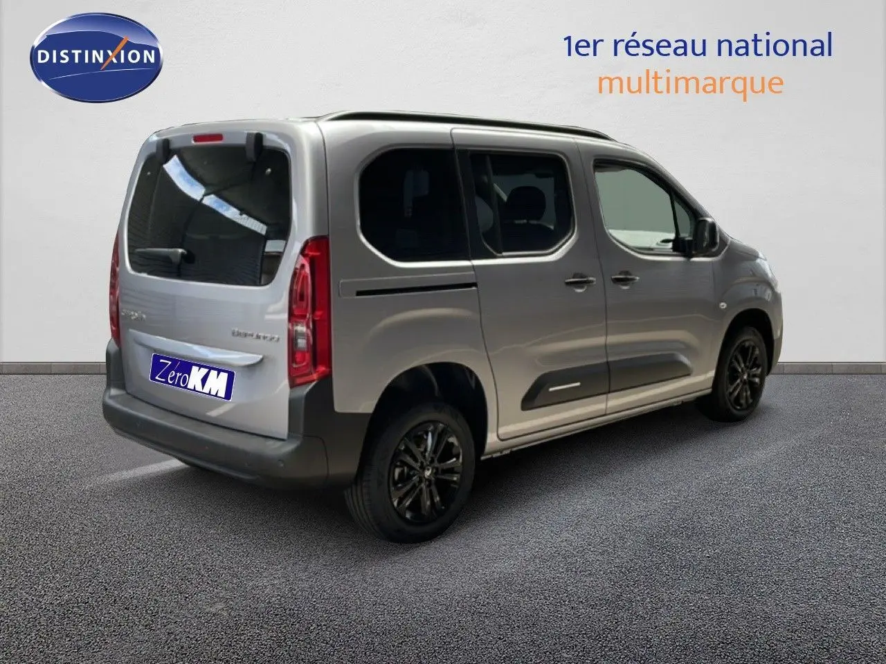 Vue 3/4 arrière droite d'un Citroën Berlingo gris Artense métallisé avec vitres teintées et jantes noires.
