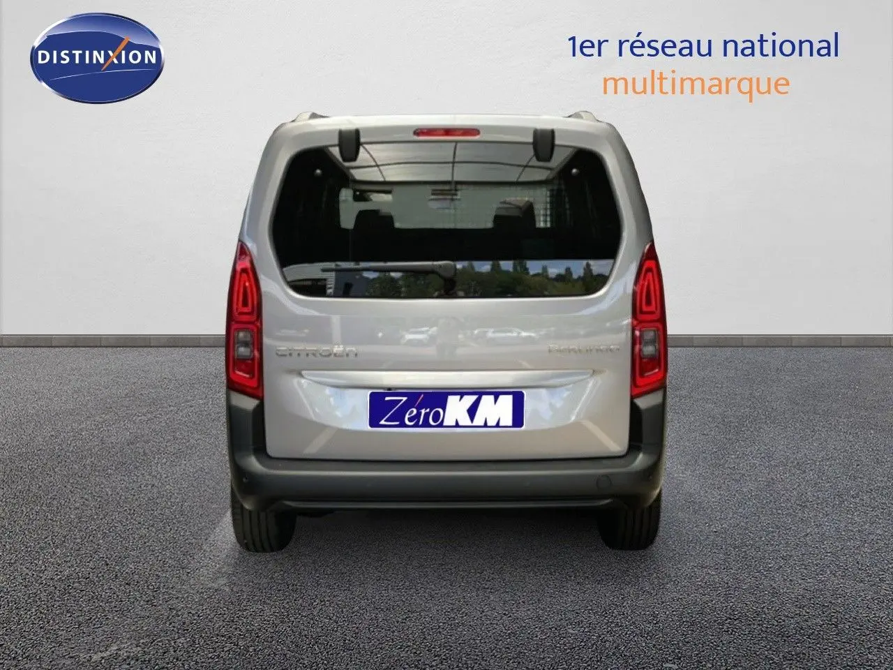 Vue arrière d'un Citroën Berlingo gris Artense métal 2026 avec feux LED et lunette arrière teintée.